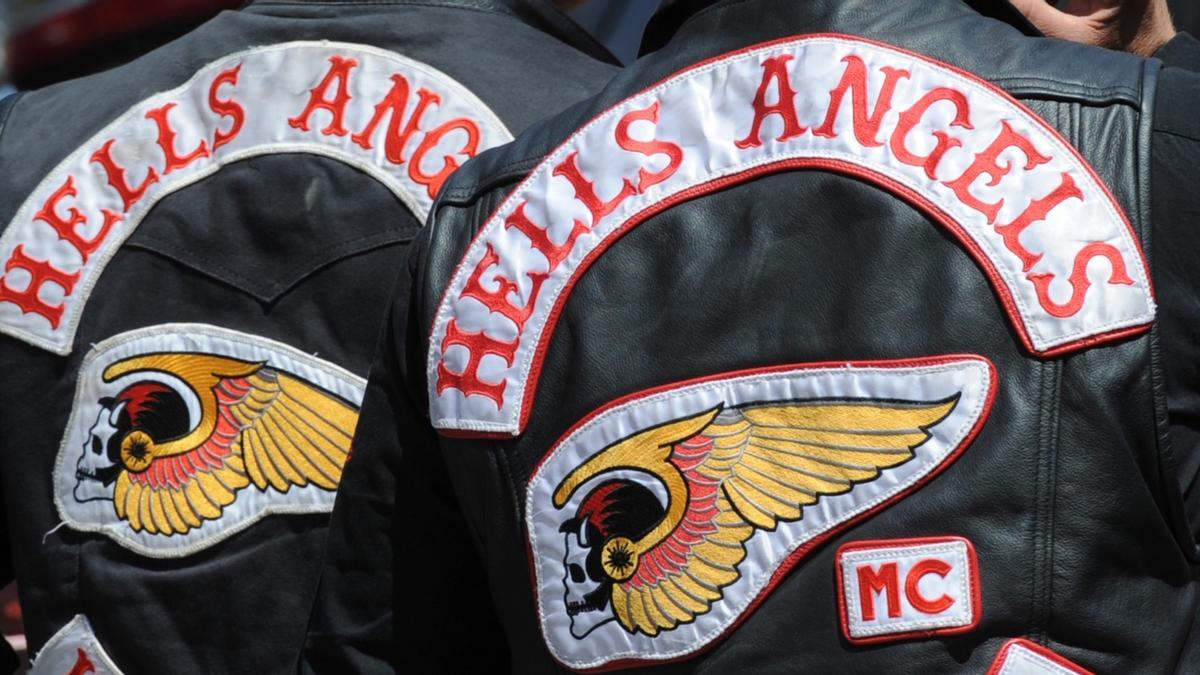 Archivfoto: Zwei Hells Angels Mitglieder tragen am 16.06.2012 in Reutlingen (Baden-Württemberg) ihre Weste mit Logo der Hells Angels.