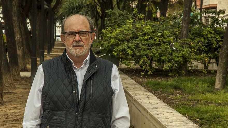 Luis Alberto Mena Esquivias posa en la Plaza de La Viña, en Alicante.