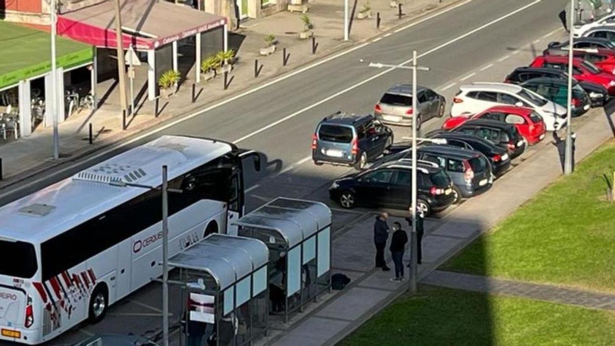 Control de drogas en paradas de autobús de Moaña, al conocerse una fiesta con ‘karkubi’.