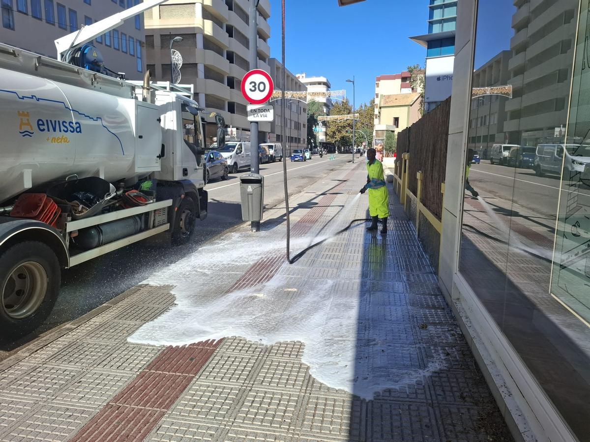 Tareas de limpieza en la avenida de Ignasi Wallis de Ibiza tras las fuertes lluvias.