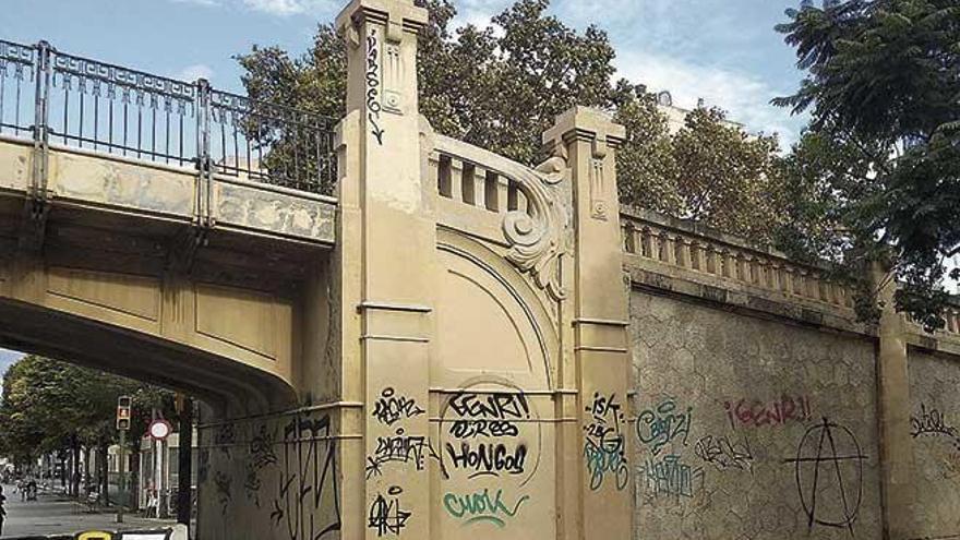 Pintadas vandálicas en el puente del Parc de ses Estacions.
