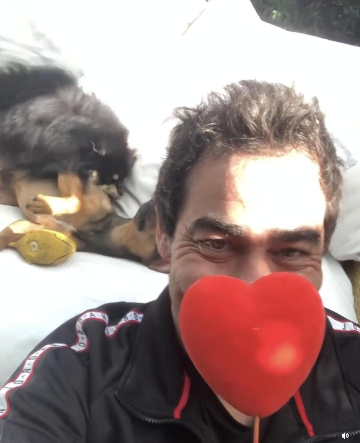 Paquito y Juanito, los perros de Pablo Chiapella, también celebran San Valentín... a su manera