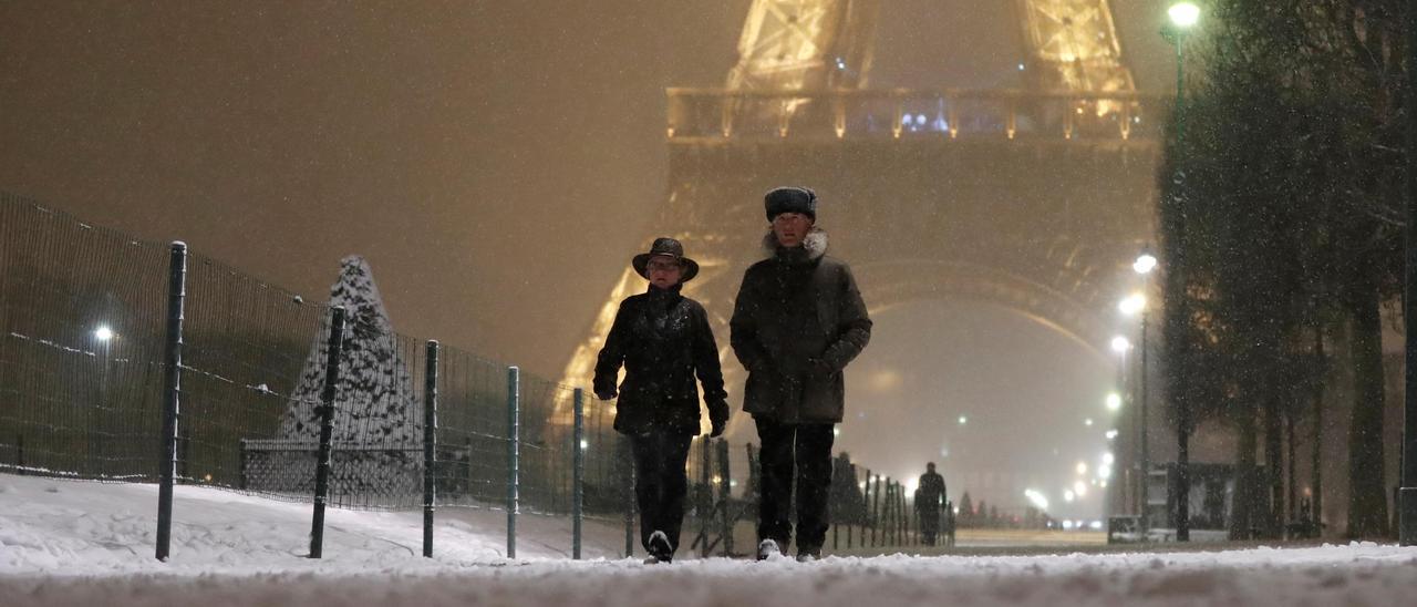 Estampa invernal en Campo de Marte, a los pies de la Torre Eiffel