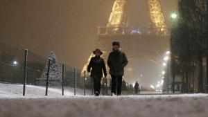 Estampa invernal en Campo de Marte, a los pies de la Torre Eiffel