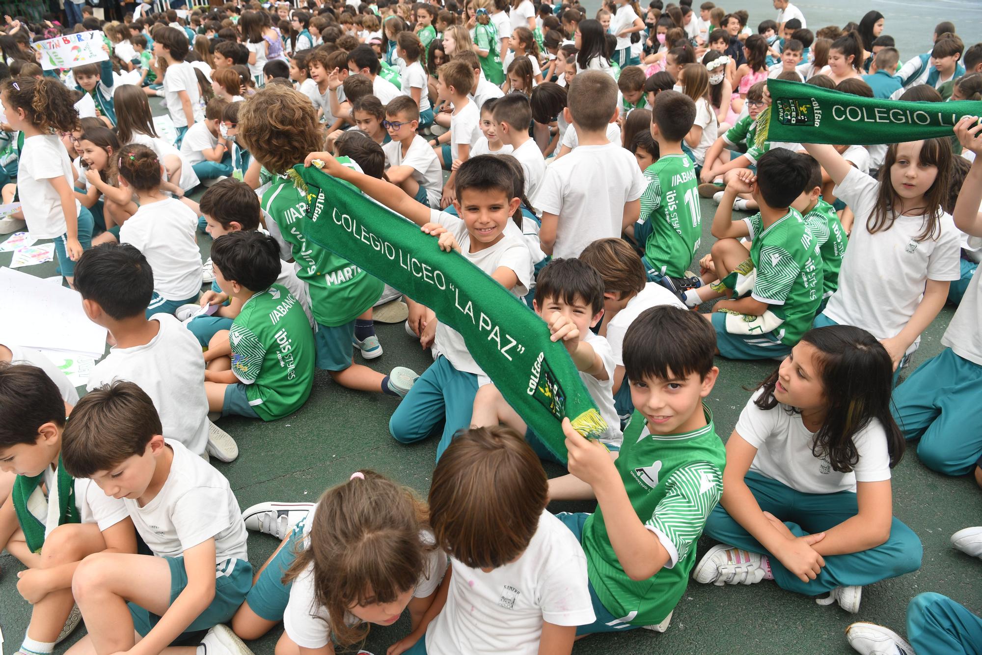 Los alumnos del Colegio Liceo La Paz reciben a su equipo, campeón de la OK Liga