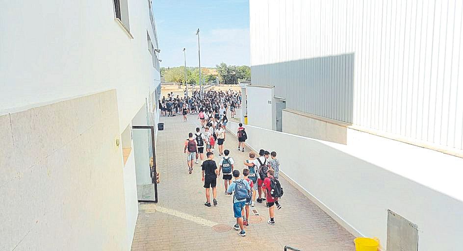 Sineu. El Instituto de Educación Secundaria (IES) de Sineu, centro de referencia en el Pla, se llenó a rebosar de escolares  desde primera hora de la mañana.