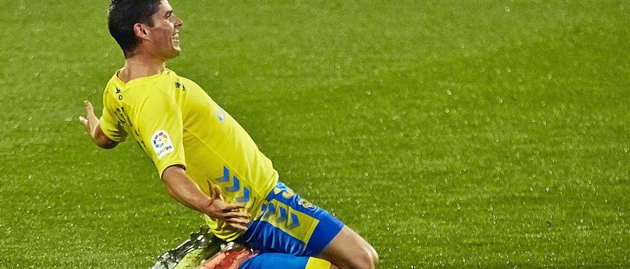 Sergio Ruiz Alonso celebra su primer gol de amarillo en Montilivi ante el Girona. | | LOF