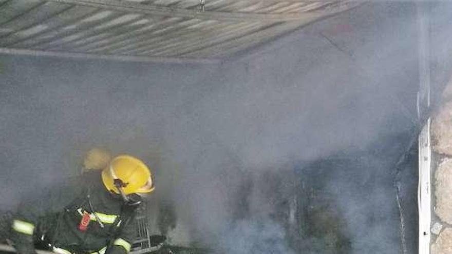 Un cortocircuito causa un fuego que quema el bajo de una casa en Moruxo