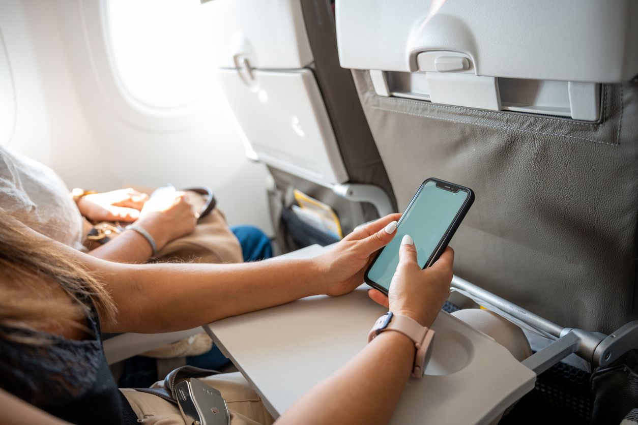 Los pasajeros suelen entretenerse con sus propios smartphones durante el tiempo que dura el vuelo.