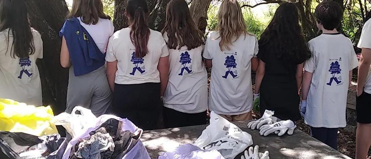 Alumnos participantes en la jornada solidaria y simultánea de limpieza de ríos.