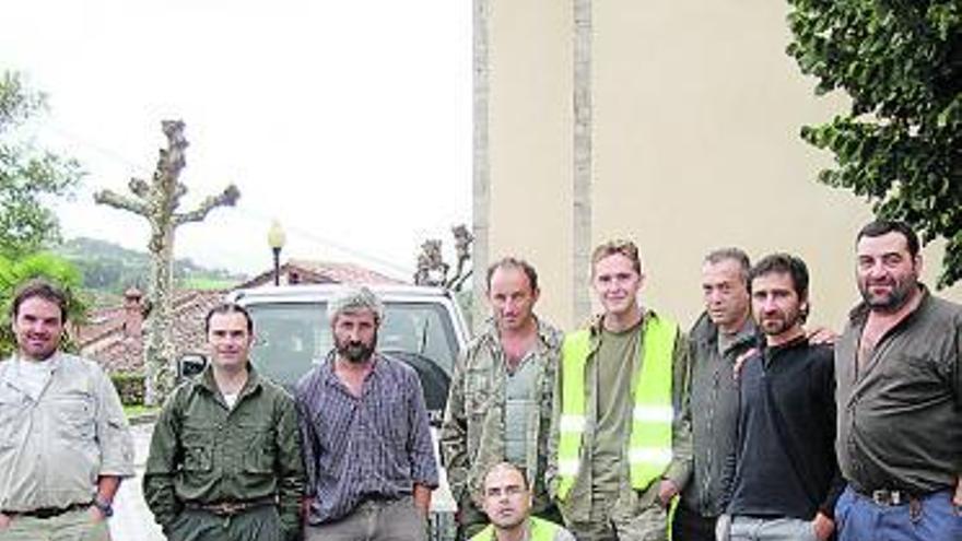 Una cuadrilla de cazadores de Mieres, junto a tres jabalíes.