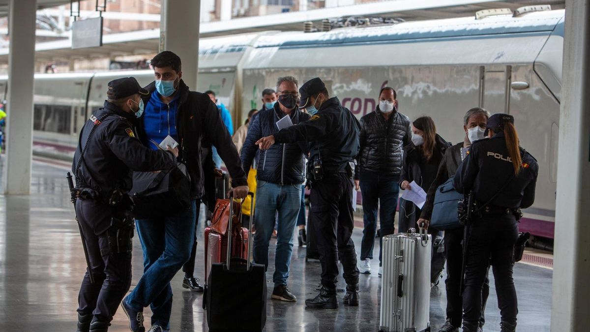 Controls at train and bus stations to prevent the perimeter closure of the Valencian Community from being breached. Controls at train and bus stations to prevent the perimeter closure of the Valencian Community from being breached.
