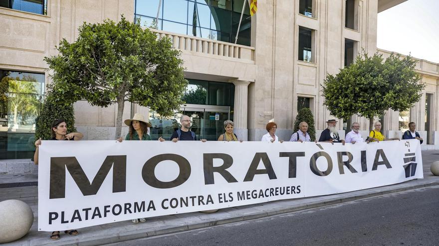 Los anticruceros advierten del consumo excesivo de agua de los buques de turistas que atracan en Palma