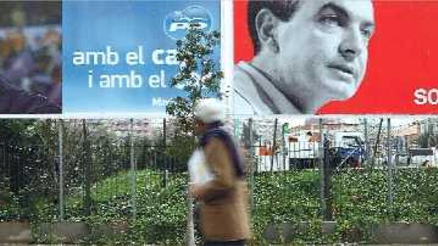 De los carteles al plató. Vallas de la campaña electoral de Rajoy y de Rodríguez Zapatero en una calle de Barcelona.