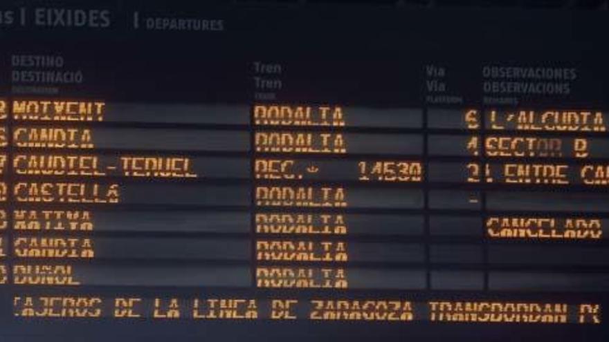 Panel de la Estación del Norte de València donde se avisaba de la cancelación de un tren a Xàtiva.