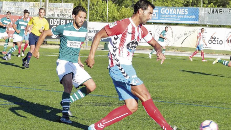 Mateo Míguez, del Coruxo, presiona a un jugador del Lugo durante el partido de ayer. // José A. Díaz