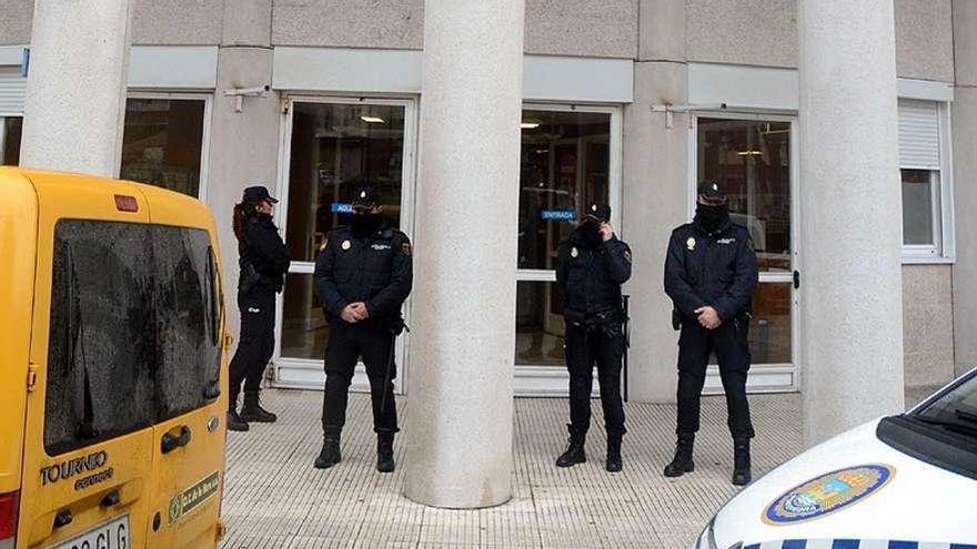 Agentes policiales a la entrada del juzgado de A Parda. // Rafa Vázquez