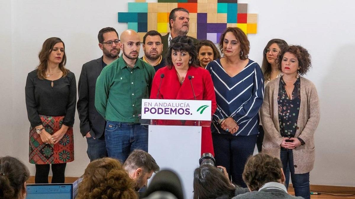 Teresa Rodríguez, junto a otros miembros del sector Anticapitalistas como el malagueño Alejandro Serrato, en febrero cuando anunció su ruptura con Podemos.