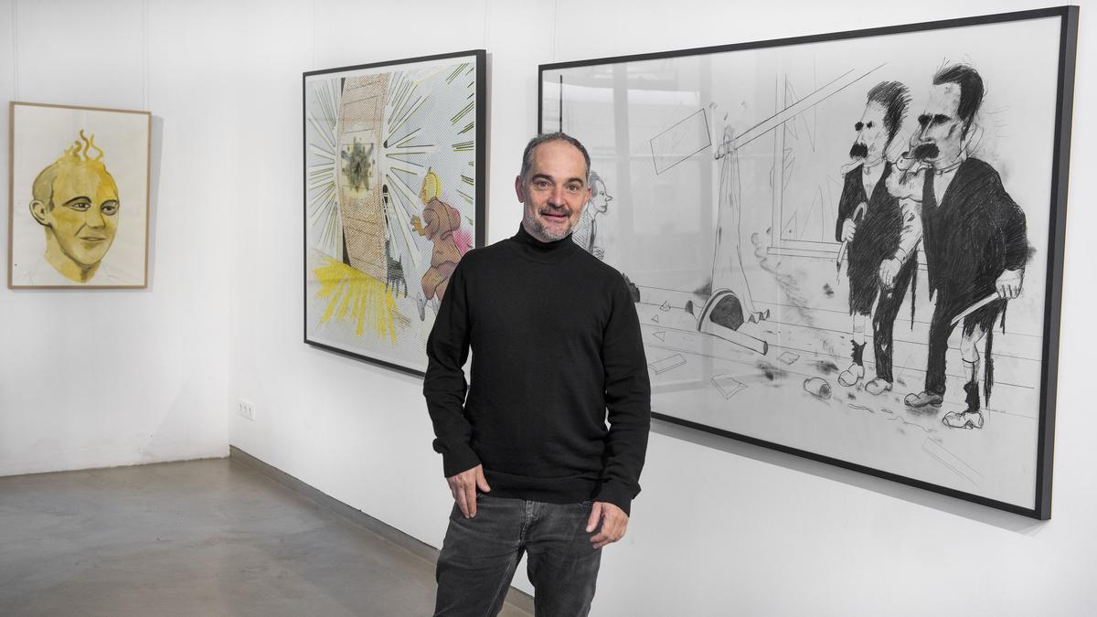 artista Nacho Simal en la Galeria Cromo donde expone obras que revisitan la figura y algunas viñetas de Tintin. FOTO FERRAN SENDRA