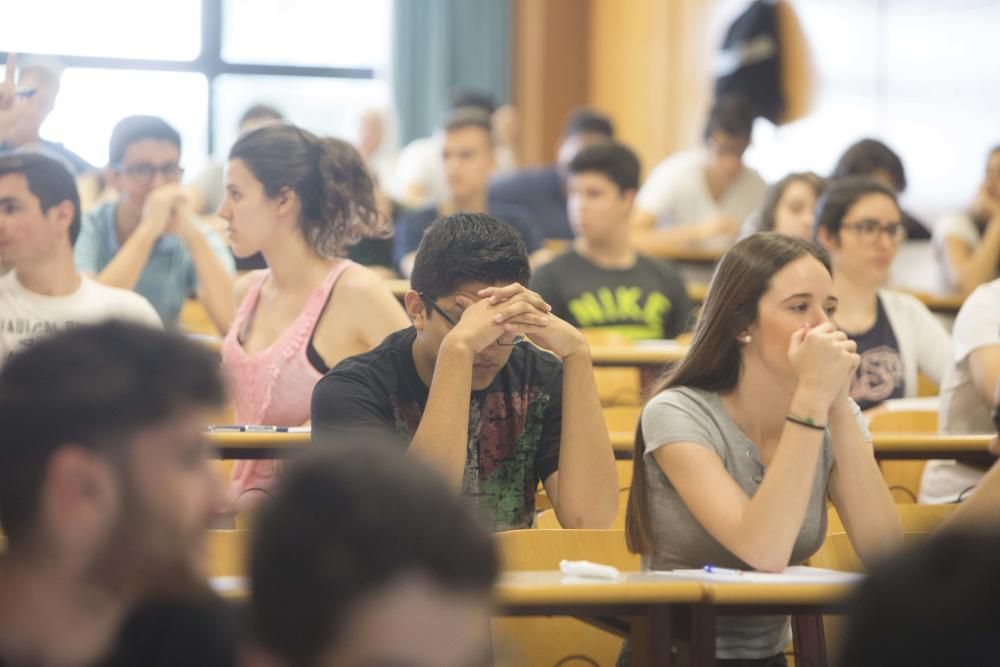 Los alumnos hacen los exámenes