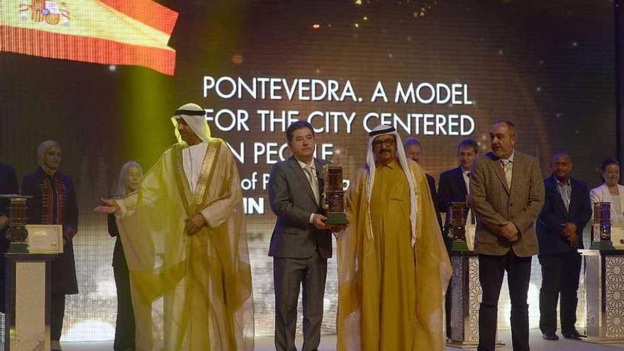 El alcalde de Pontevedra recoge el premio en Dubai. // FdV