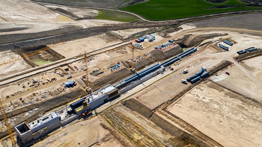 Vista panorámica de las obras del embalse de Almudévar