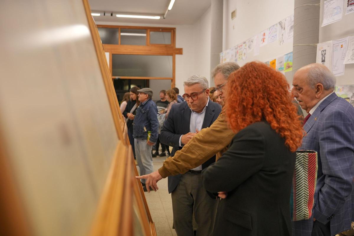 El alcalde Virgilio Moreno, en la muestra filatélica.