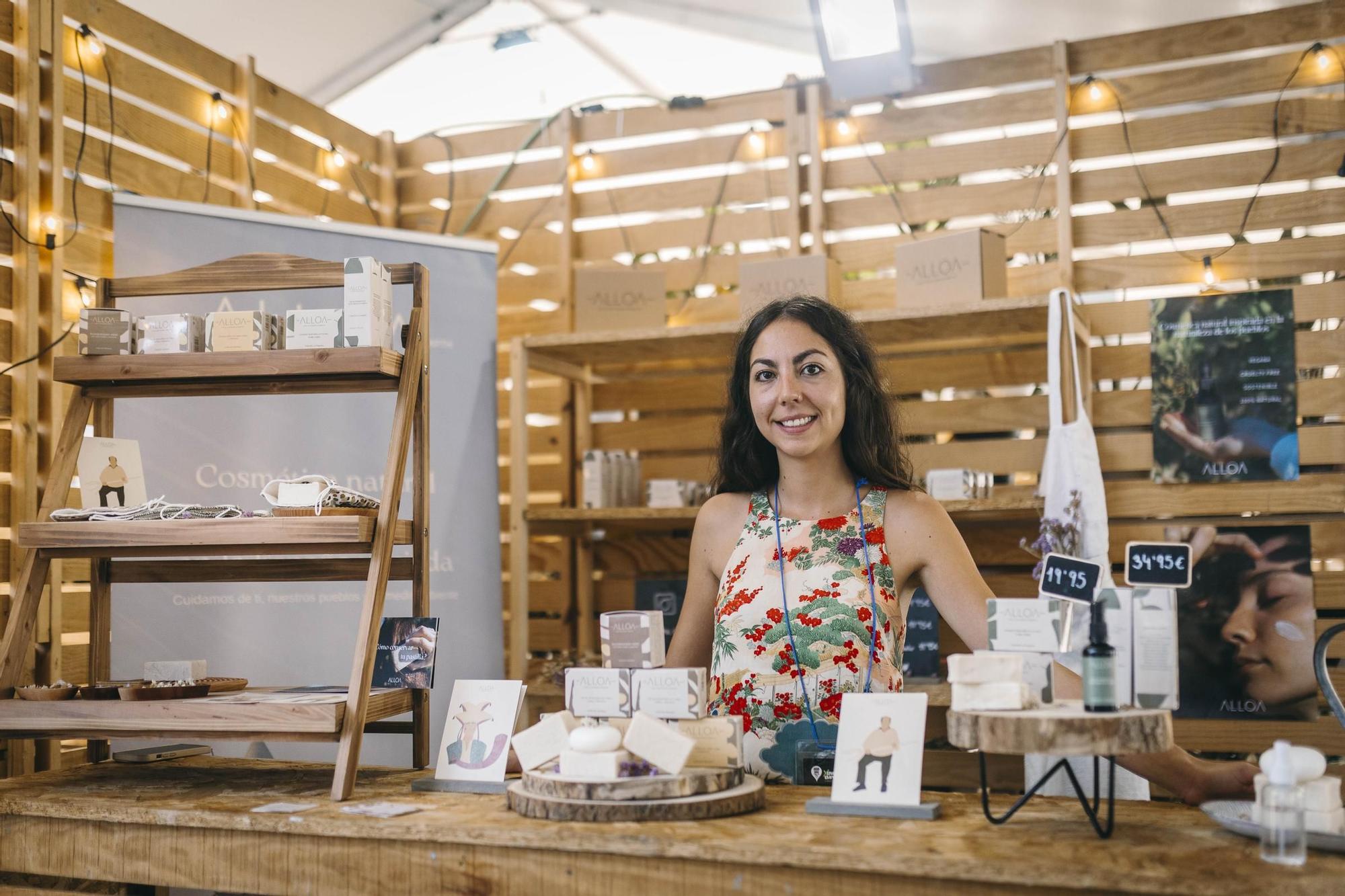 Ana Álvarez con algunos de sus productos hechos a base de plantas medicinales.