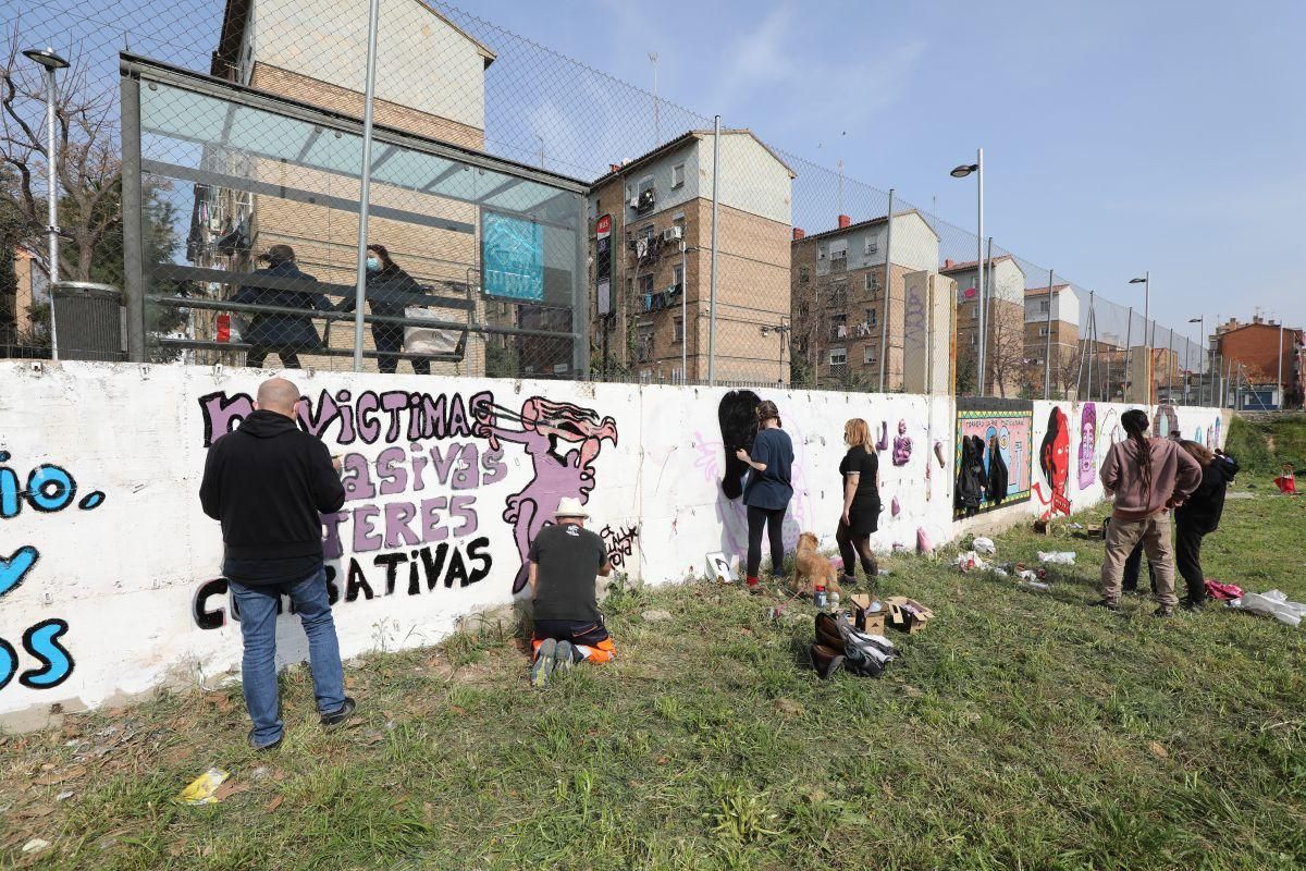 Comienzan a pintar el mural feminista en Torrero