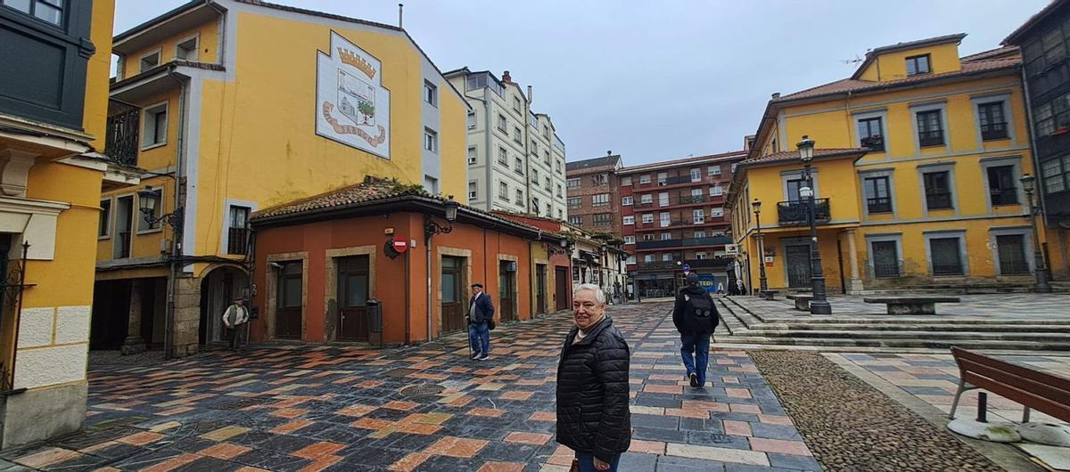 Arriba, Pepa Sanz, en la plaza del Carbayo, ante el escudo de Sabugo y, sobre estas líneas, en el  Muelle, ante uno de los edificios a reformar. A la izquierda, al inicio de Bances Candamo y, ante Santo Tomás de Cantorbery. | LNE