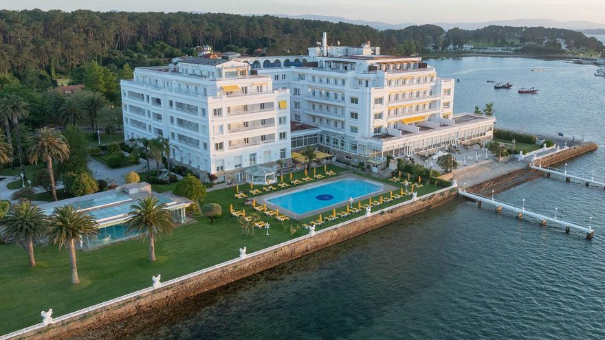 Una vista aérea del Eurostars Gran Hotel La Toja y su embarcadero.
