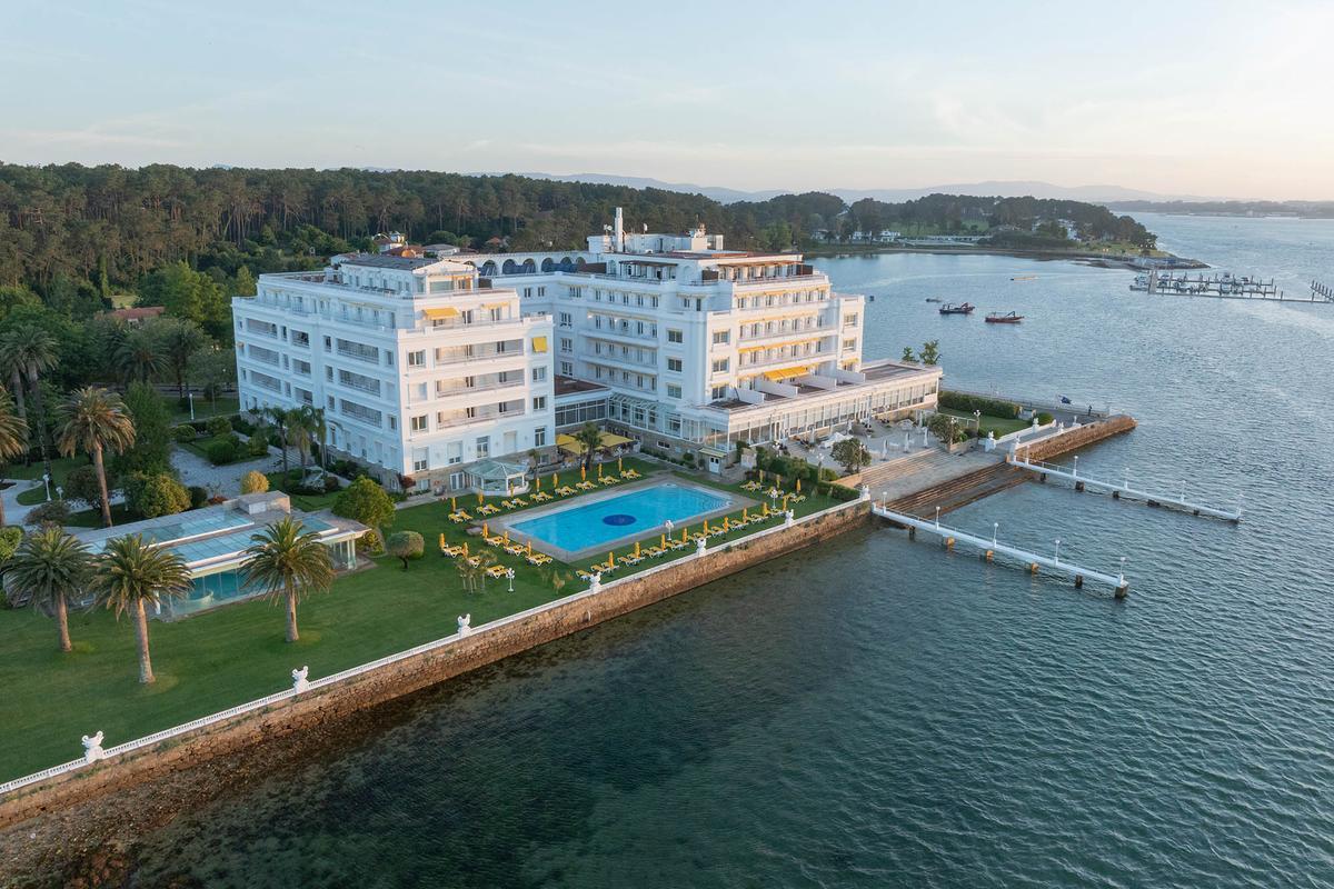 Una vista aérea del Eurostars Gran Hotel La Toja y su embarcadero. Al fondo, el Monte Central de A Toxa.