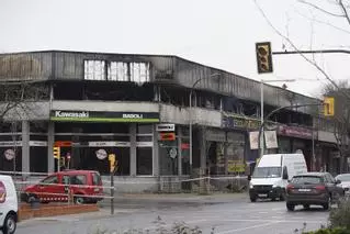 Foc a l'entrada sud de Girona: l'incendi continua actiu i podria col·lapsar alguna coberta