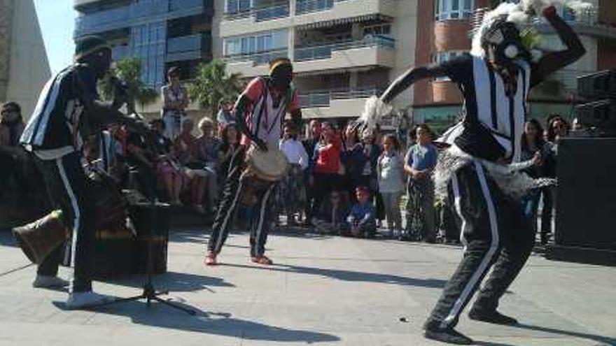 Un grupo africano anima el maratón de baile.