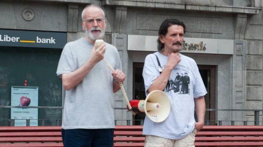 Juan Bonifacio, a la izquierda, en un momento de la protesta de ayer en la plaza de la Escandalera.