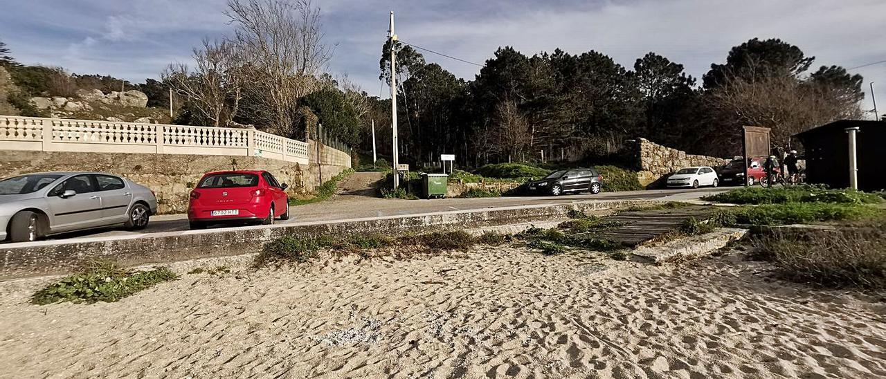 Playa de Lagos, con el vial de A Ferrada que se acondicionará al fondo. |   // SANTOS ÁLVAREZ