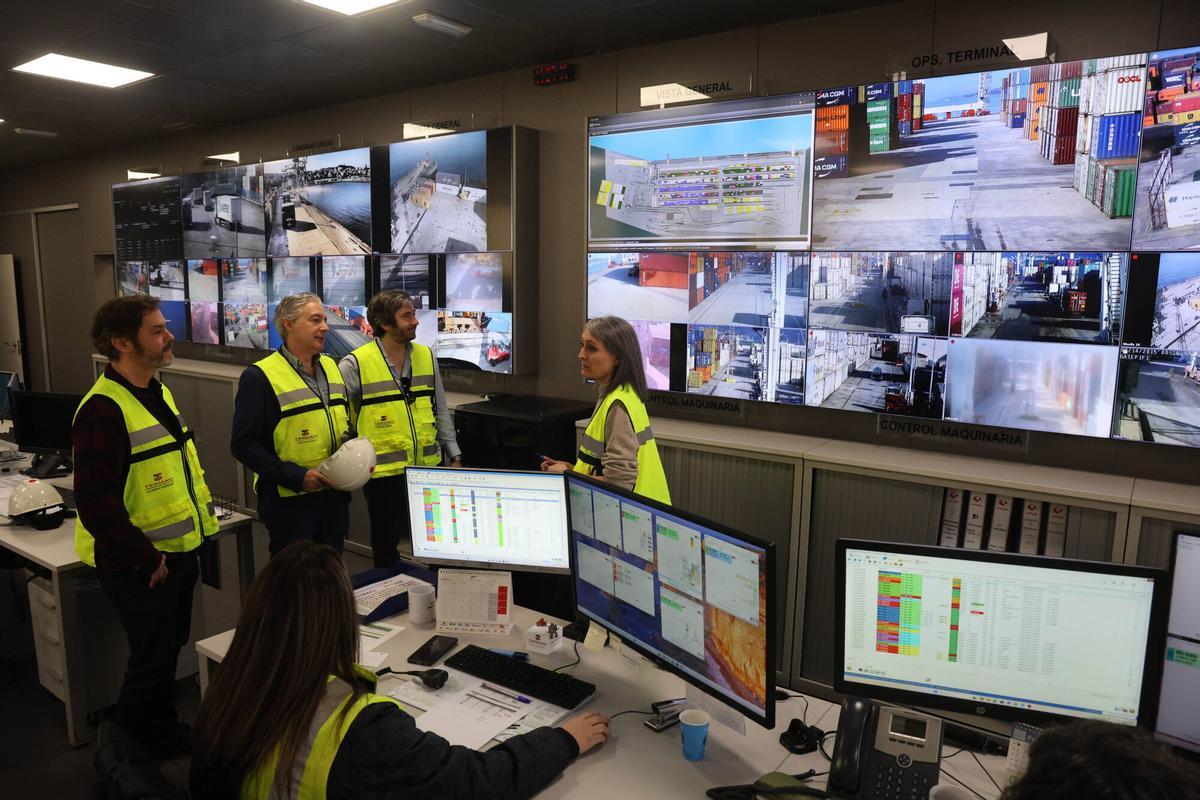 Desde la izq, Alejandro Rodríguez, José Manuel Raimúndez, Román Davila y Ana Laranga, en la sala de operaciones de Termavi.