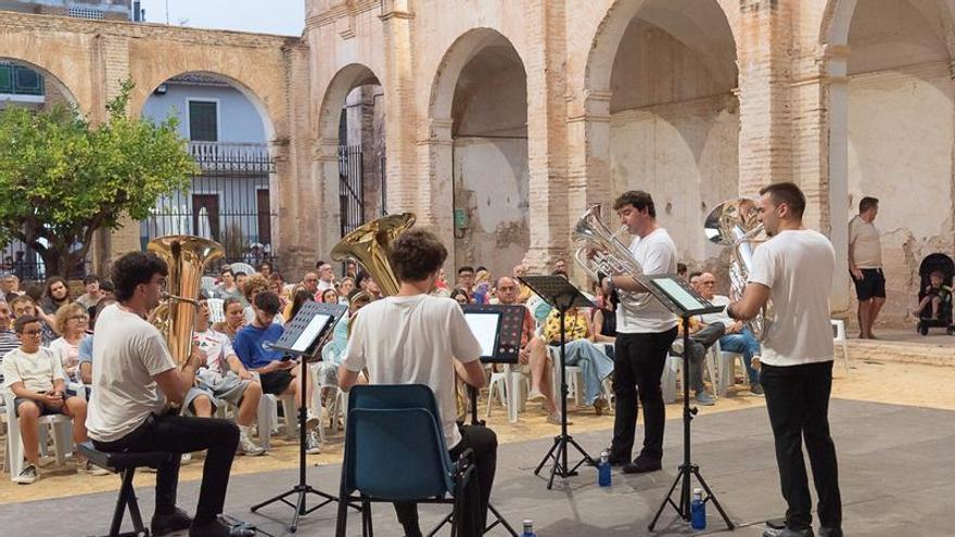 Grandes figuras internacionales del viento metal resuenan esta semana en el claustro de Llombai
