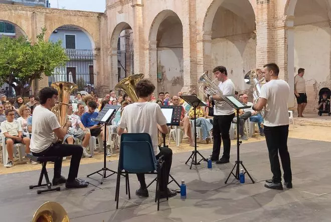 Grandes figuras internacionales del viento metal resuenan esta semana en el claustro de Llombai