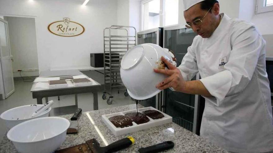 José Luis Refart prepara sus tabletas de chocolate.