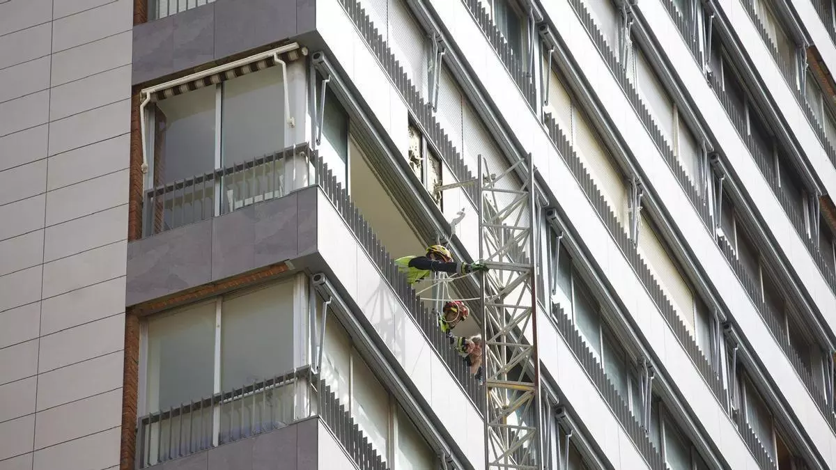 Dos muertos al desplomarse un andamio desde un edificio en Benidorm
