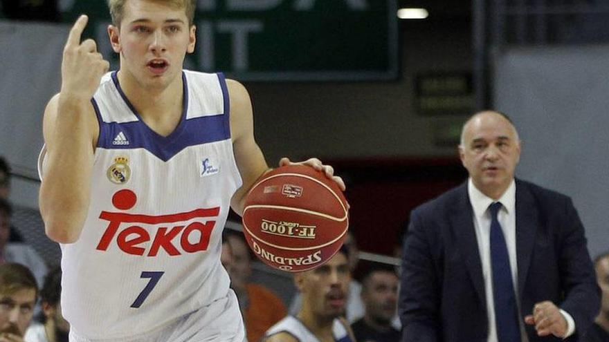 Luka Doncic sube el balón, con Pablo Laso detrás.