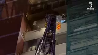 Rescatan a una mujer de 80 años confinada en el balcón de su casa por un incendio