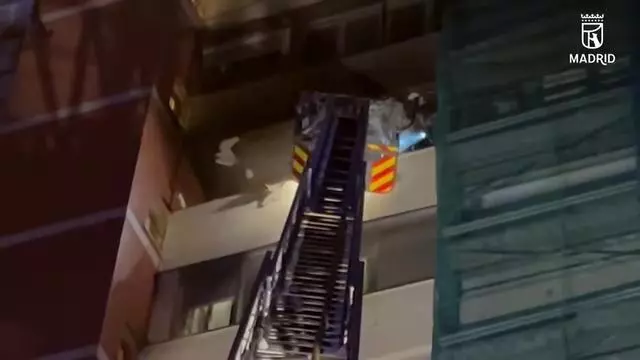 Rescatan a una mujer de 80 años confinada en el balcón de su casa por un incendio