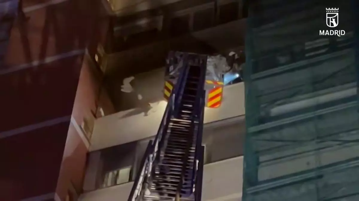 Rescatan a una mujer de 80 años confinada en el balcón de su casa por un incendio