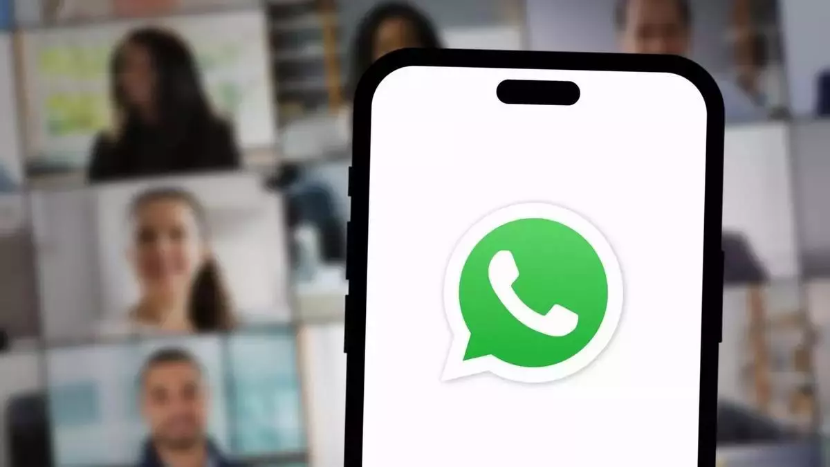 ¿Pueden multar a tu empresa por meterte en un grupo de Whatsapp? Este abogado te da la respuesta