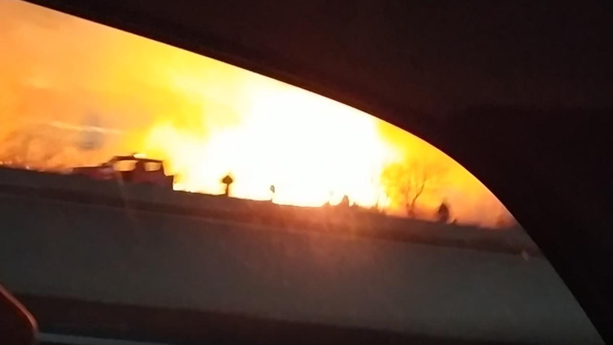 Espectacular incendio cerca del centro comercial El Manar