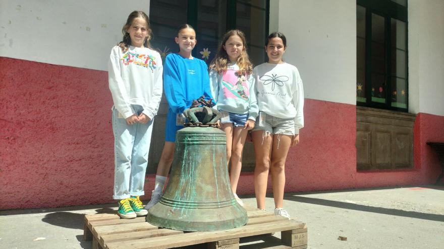La historia detrás de la campana que estos días luce en el patio del colegio Padre Galo de Luarca