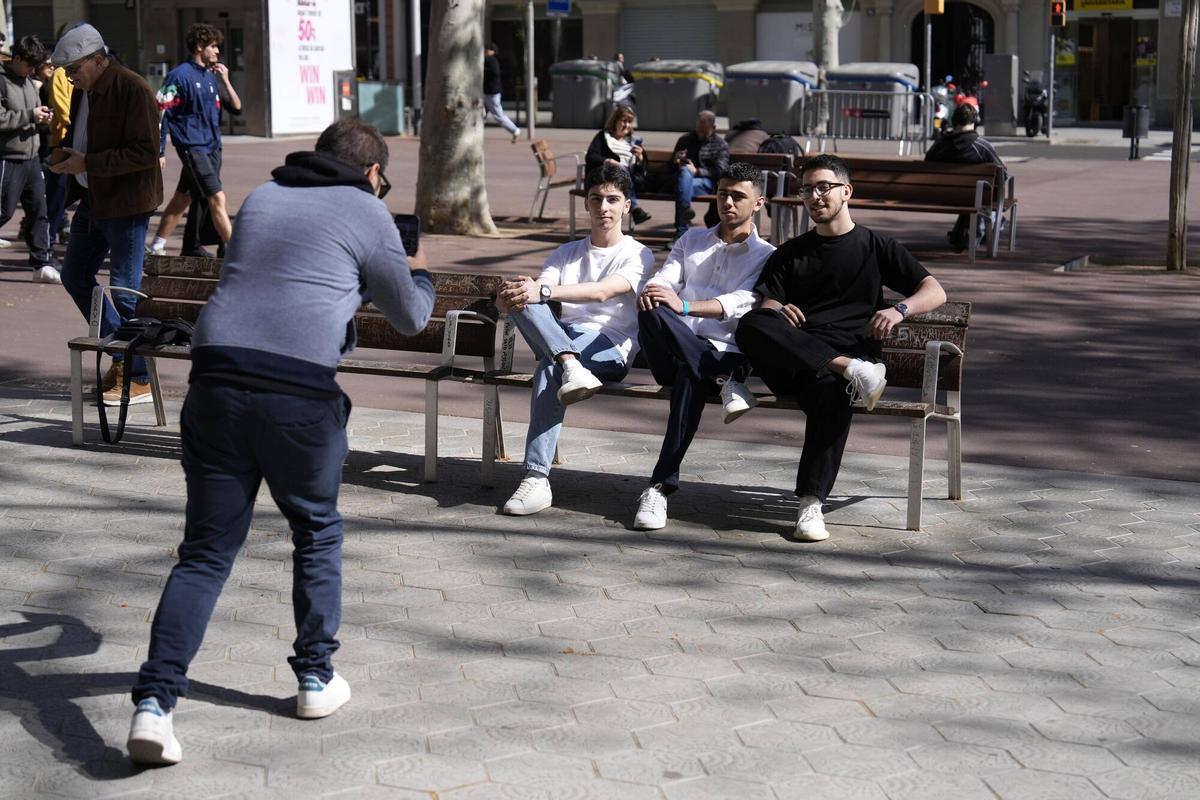 Tres turistas de Azerbaiyán imitan la postura de Arda Turan sin saber que ya no es el banco donde se sentó el futbolista.