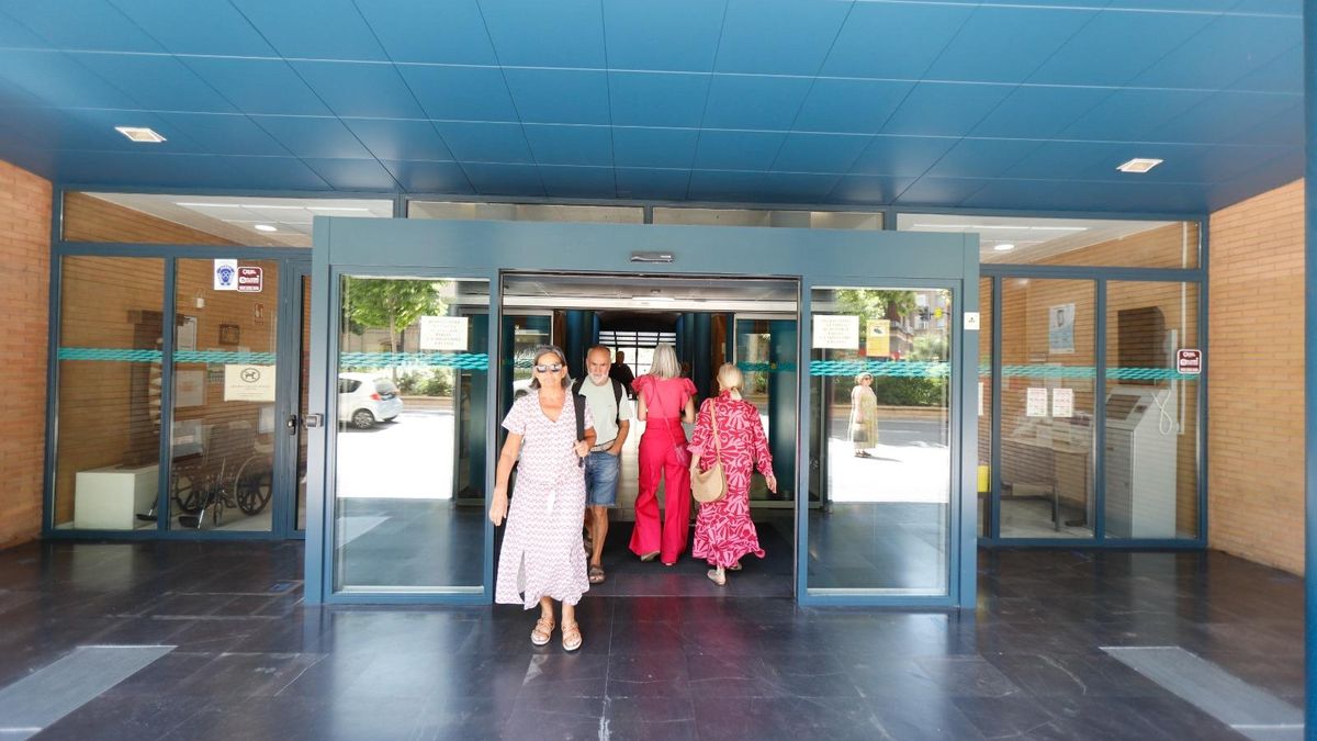 Pacientes en la entrada del centro de salud del paseo de Sagasta en Zaragoza.